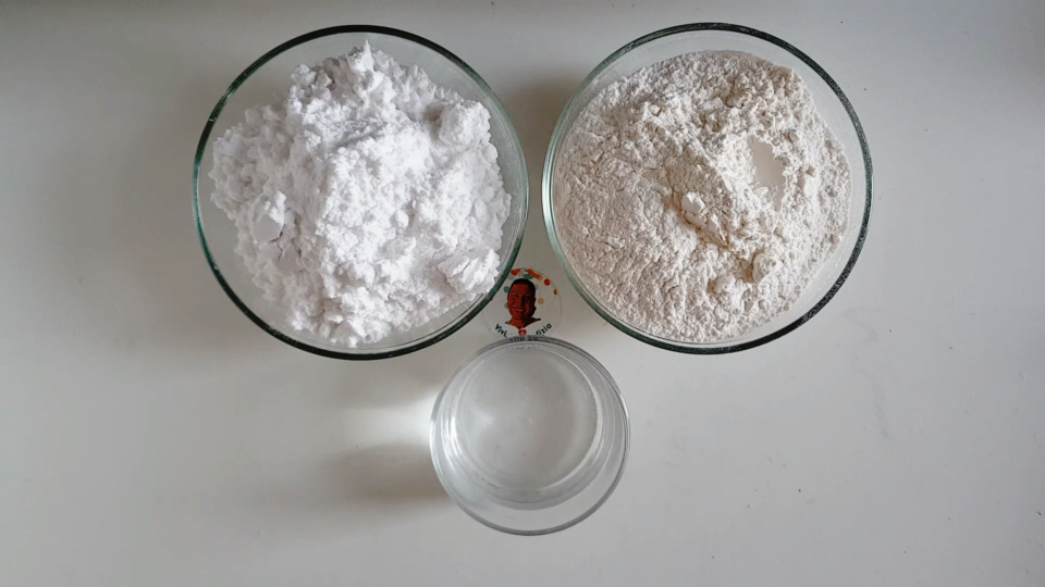 3 ciotole con farina, sale e acqua per preparare l'impasto perfetto della pasta di sale