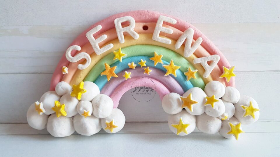 Arcobaleno di pasta di sale personalizzato con stelline e nome "Serena", da usare come targhetta fuoriporta