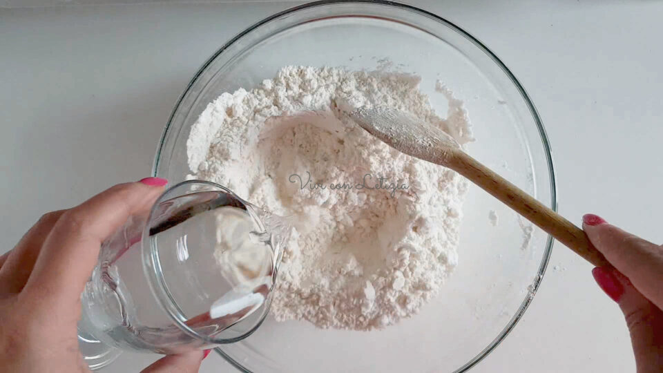 Miscela di farina e sale a cui si aggiunge lentamente l'acqua per fare l'impasto della pasta di sale