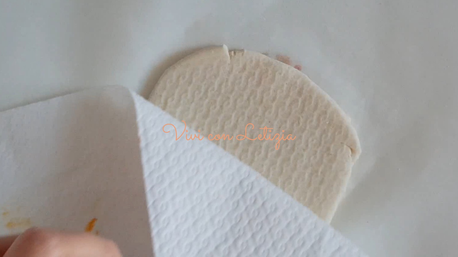 Pasta di sale decorata imprimendo la trama di una pezzo di carta da cucina