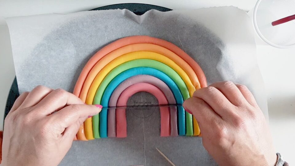 Con una lunga lama si tagliano alla stessa misura i cilindri dei 7 colori dell'arcobaleno sono disposti a U.