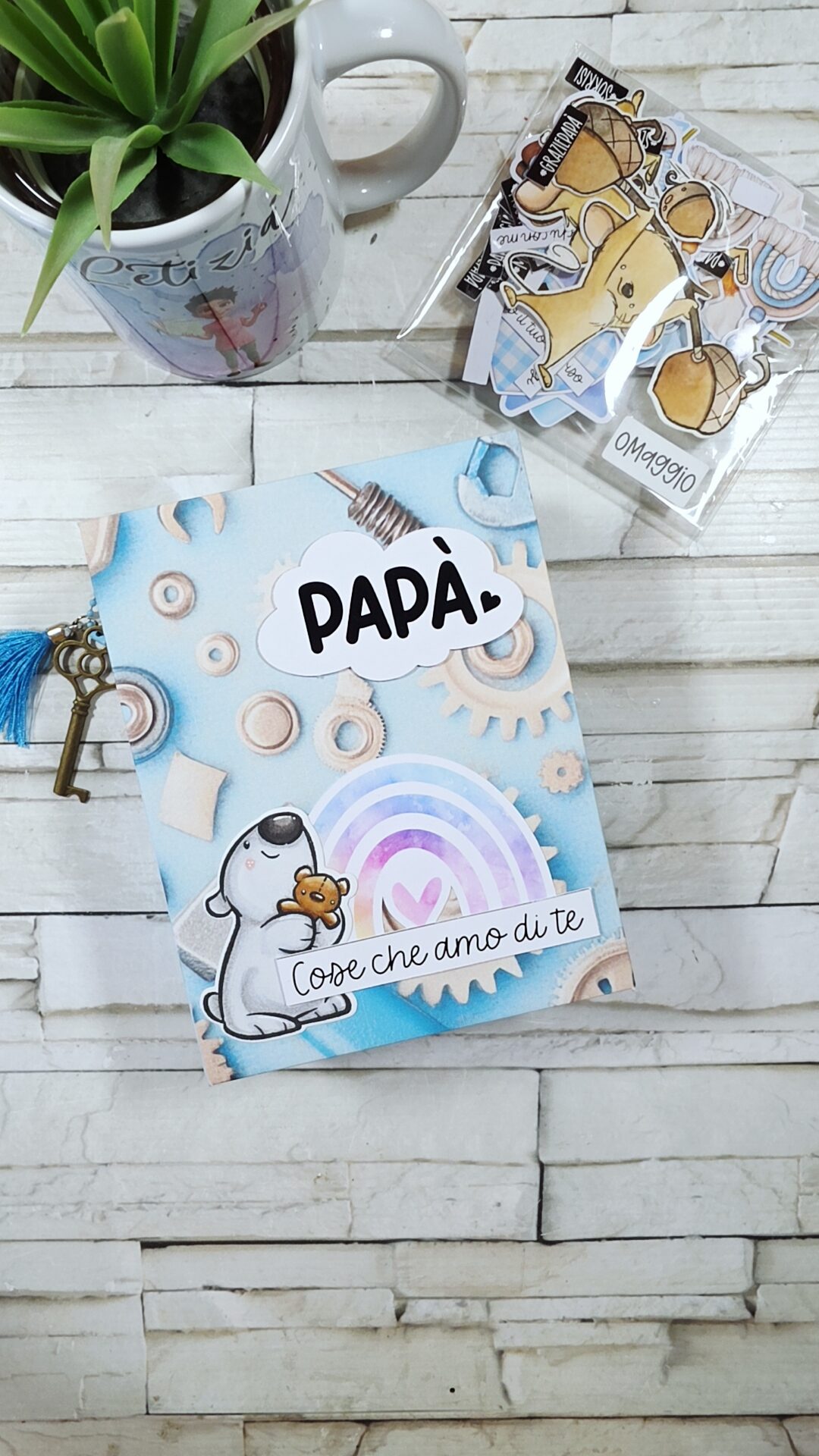 Copertina di un mini album scrapbooking per la festa del papà con illustrazioni fatte a mano e scritte sentiment.