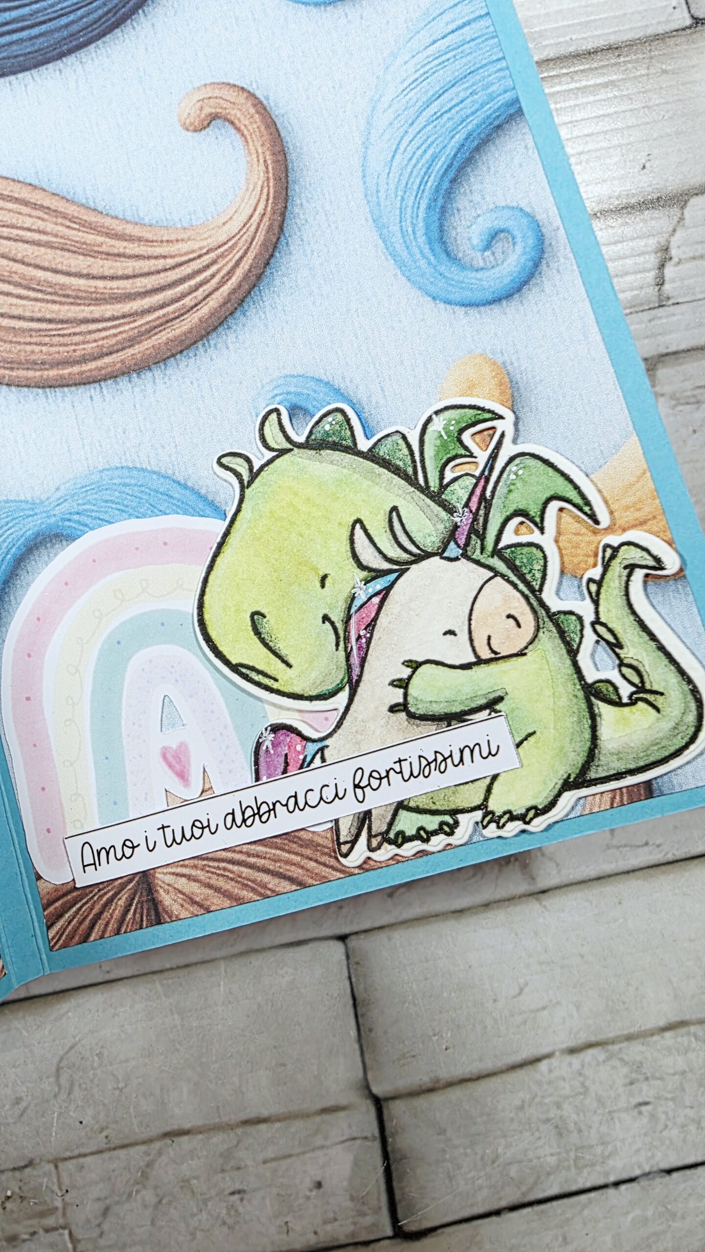 Dettaglio di piccoli personaggi per scrapbooking timbrati e colorati a mano con acquerelli professionali.