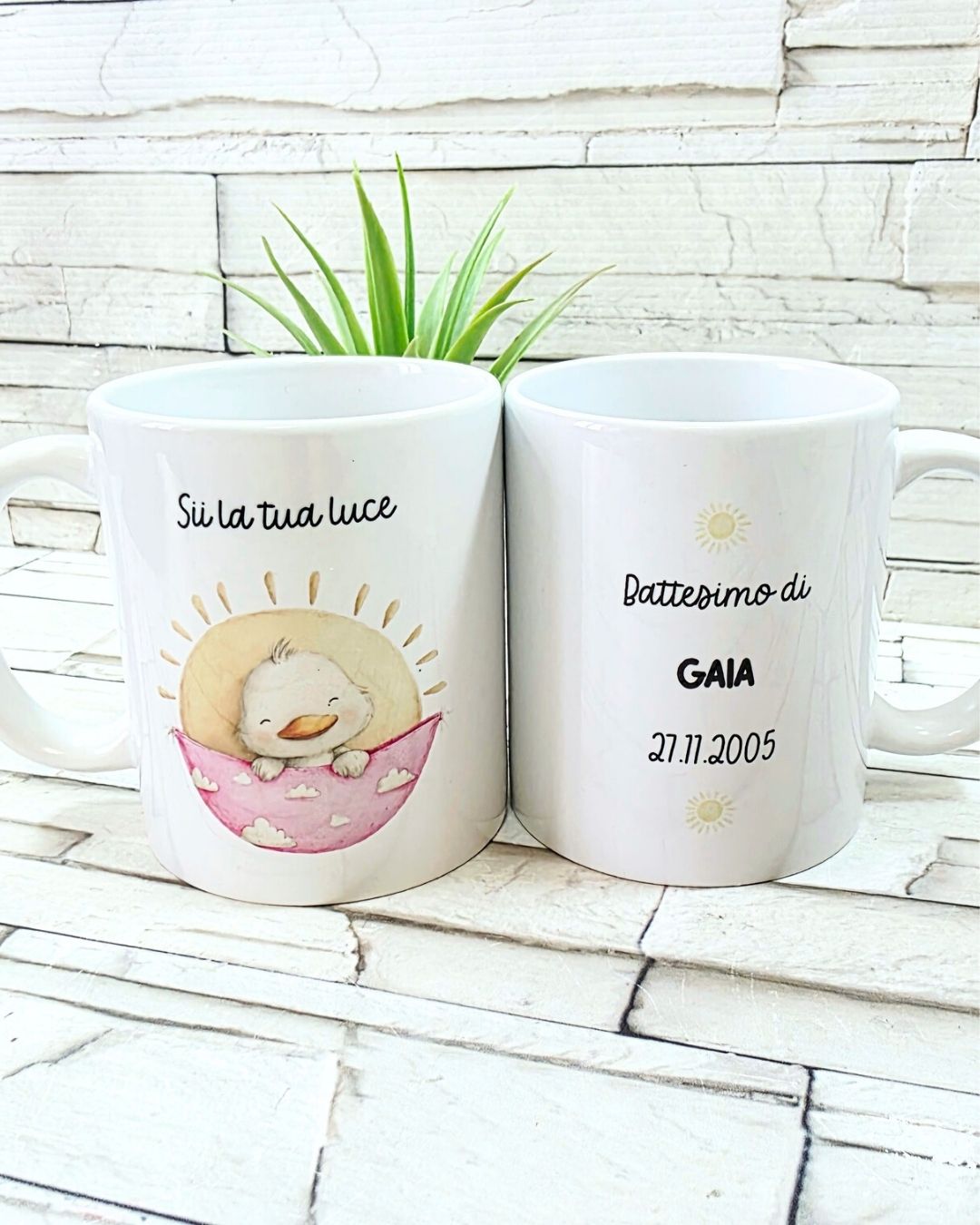 Idee bomboniere battesimo bimba originali con motivi floreali e scritte eleganti.